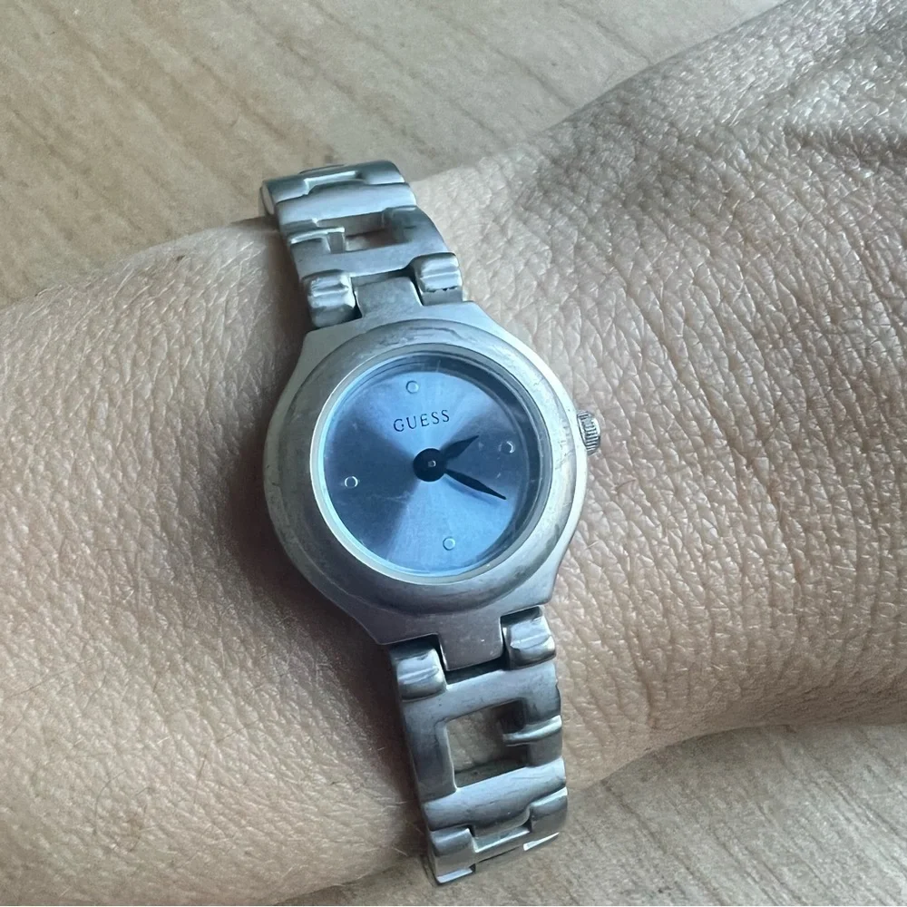 Guess ladies round silver tone G bracelet watch NEW BATTERY